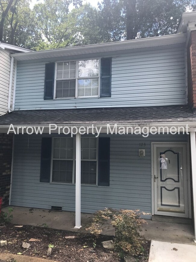 Building Photo - Great 2 Bedroom Townhome on Quiet Dead-End Street!