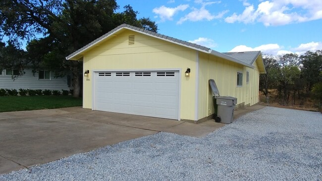 Photo - 3 Bedroom Home With Large Backyard on West Side