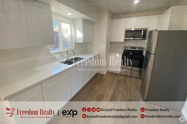 Building Photo - 2 br, 1 bath Triplex - 1765 Los Feliz Driv... Rental