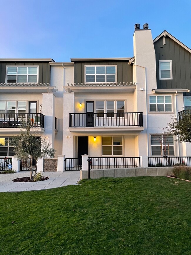 Photo - 4063 Dobbins Loop