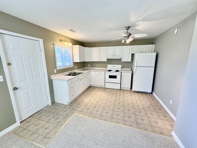 Building Photo - 1011 Front Rd Unit Upper