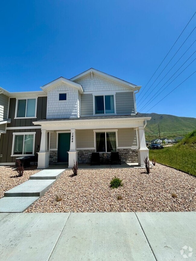 Building Photo - End Unit 3 bed 2 bath Townhome in Spanish ...