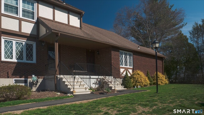 Building Photo - 23 Derbyshire Unit 23