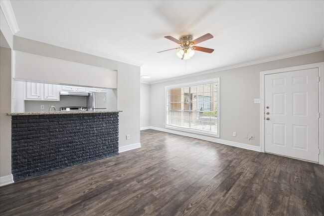 Building Photo - 201 Emerson St Unit 5