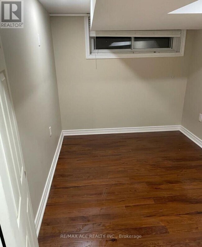 Photo - 46 Mossbank Dr