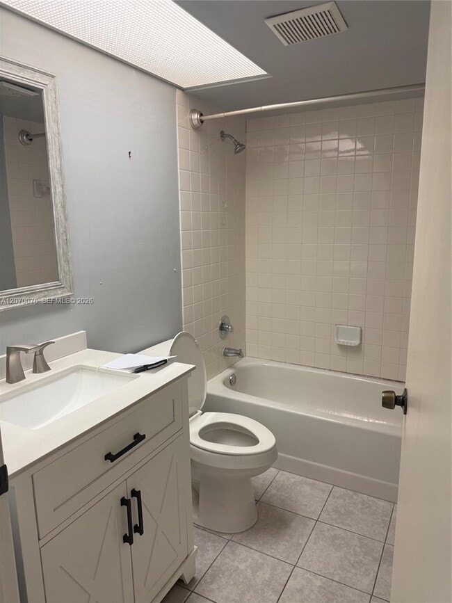 Building Photo - 2255 SE 27th Dr Unit 102-E