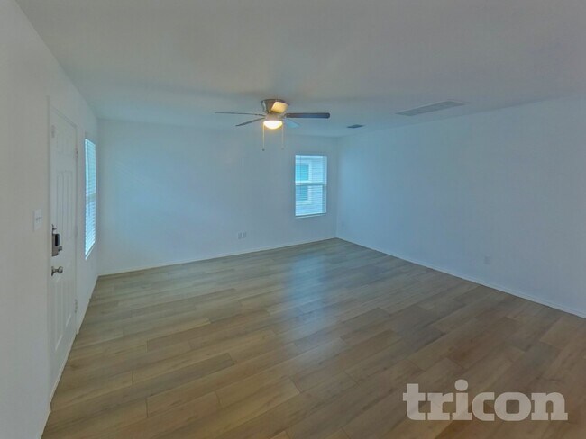Photo - 617 Dashwood Dr