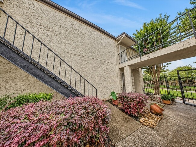 Building Photo - 10075 Westpark Dr Unit 9