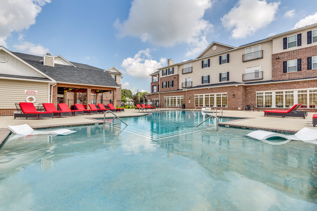 Piscina con estilo de centro turístico - Yugo Fort Wayne Arch Apartamentos