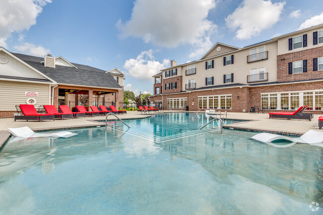 Resort Style Pool - Yugo Fort Wayne Arch Rental