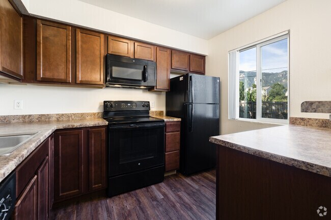 2BR, 2BA - 1050SF