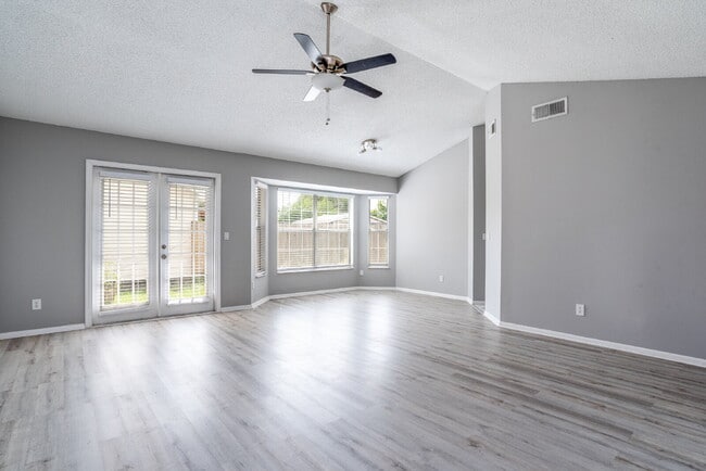 Photo - Beautiful 3 bedroom Waterford Lakes Home
