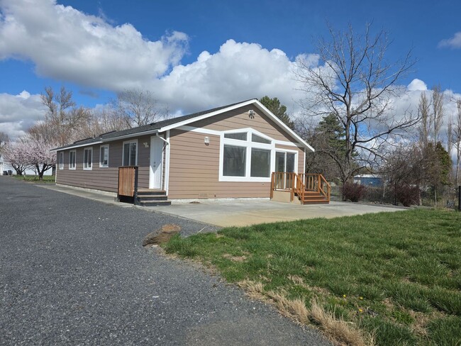 Lake house on 1/2 acre - Lake house on 1/2 acre