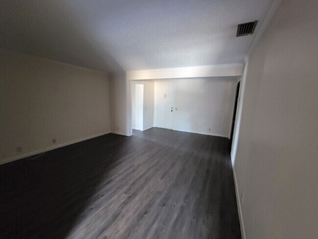 Photo - Spacious Two Bedroom Apartment Near Downtown