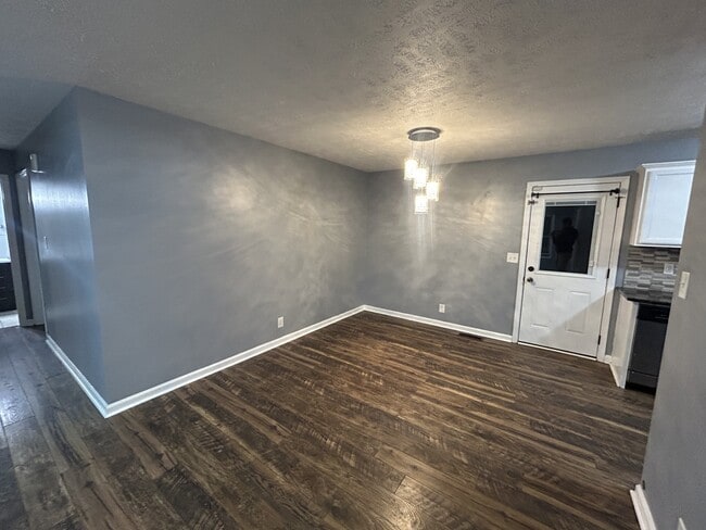 Photo - 573 Somerset Ln