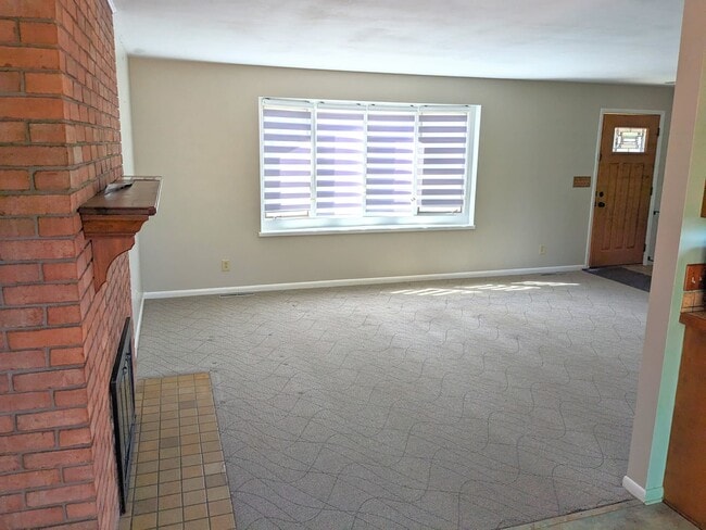 Living Room - 2904 Dina St