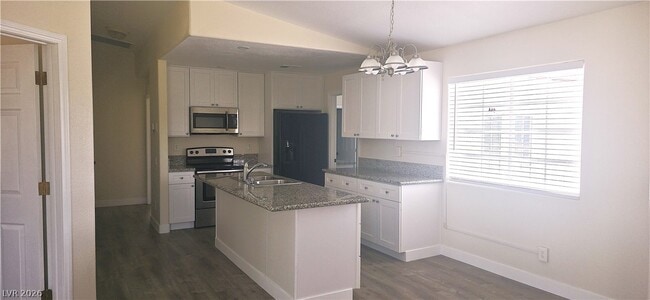 Photo - 840 Elderberry St