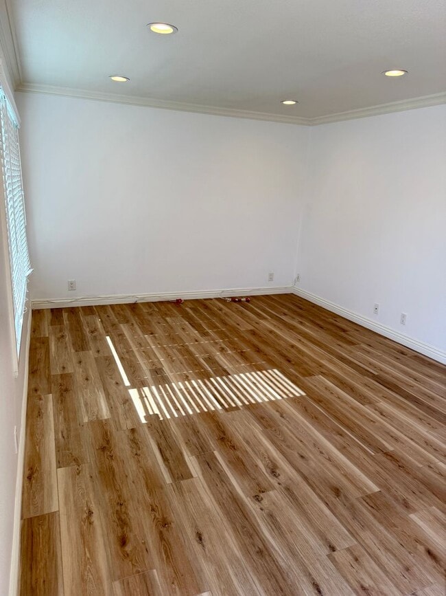 Photo - Turnkey Huntington Bay End Unit Near the Beach