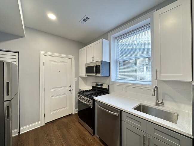 Photo - 1157 W Lunt Ave Unit 3