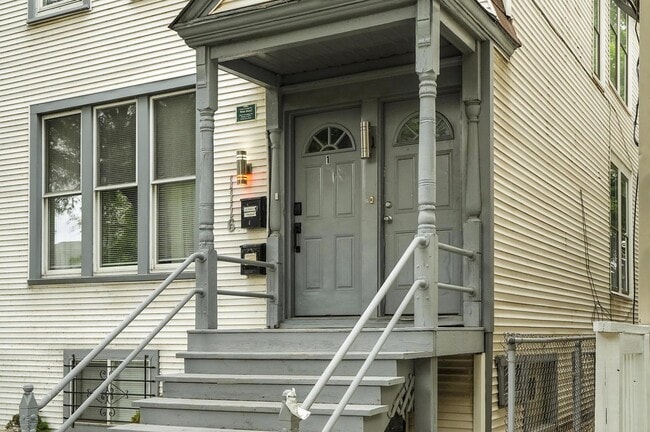 Photo - 1116 W Roscoe St