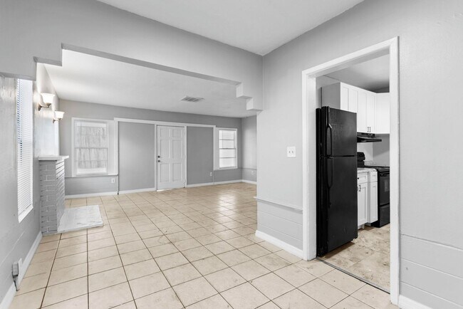 Photo - Spacious 3bdrm/1bath House $1995.00 ** Fenced yard **