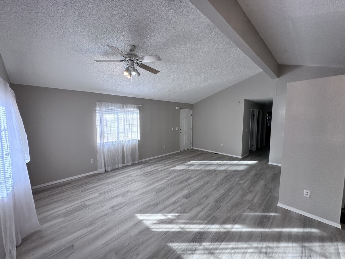 Photo - 1631 De Angelis Ave