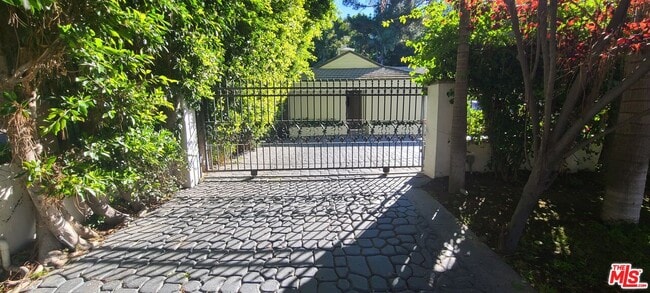 Photo - 1258-1258 Coldwater Canyon Dr