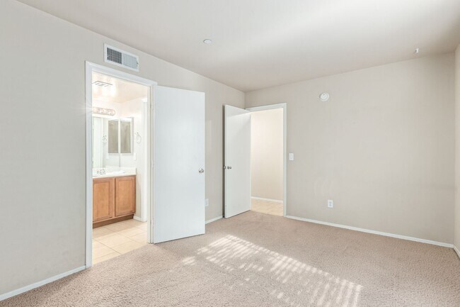 Photo - 900 S 94th St Unidad 1184