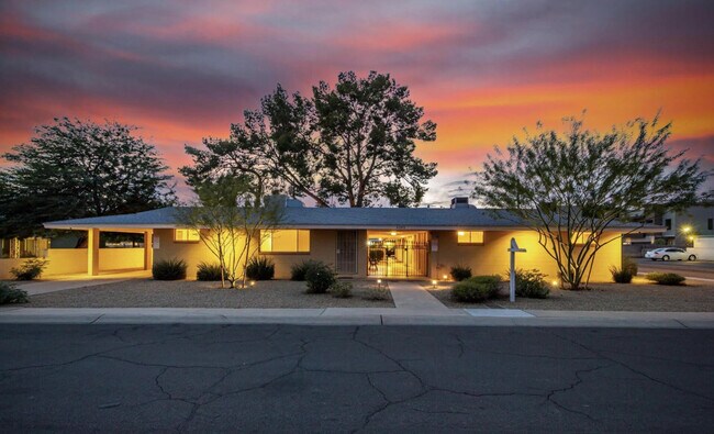 Building Photo - 6242 N 12th Pl Unit Apt 4