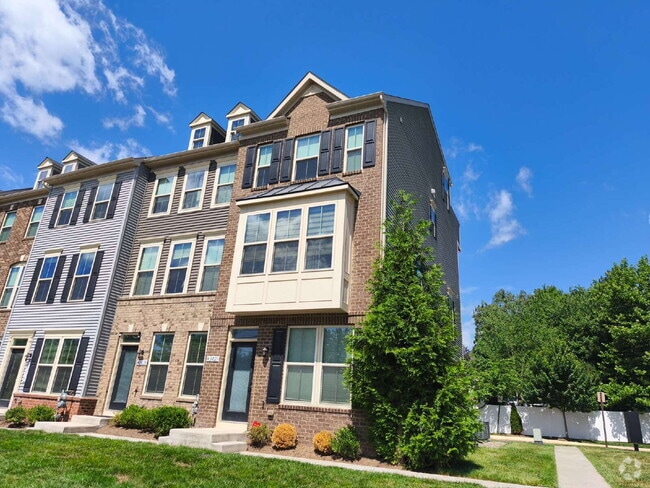 Building Photo - Elevated Old Town Ashburn Living: A Four-L... Rental