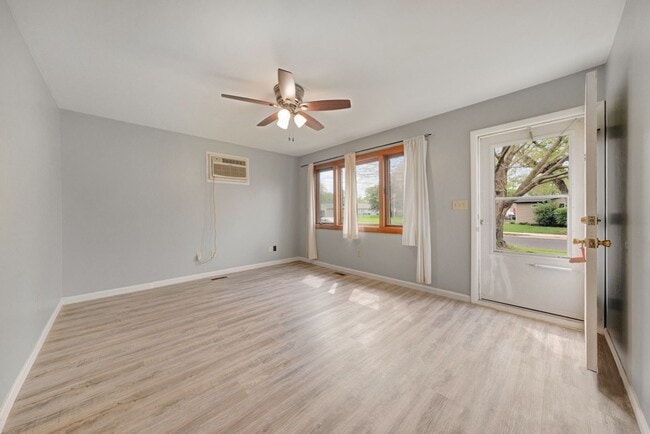 3 Bedroom, 1 Bathroom Updated House - 3 Bedroom, 1 Bathroom Updated House