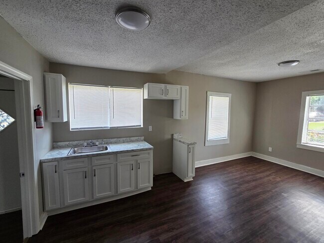 Photo - 1558 Tayner St