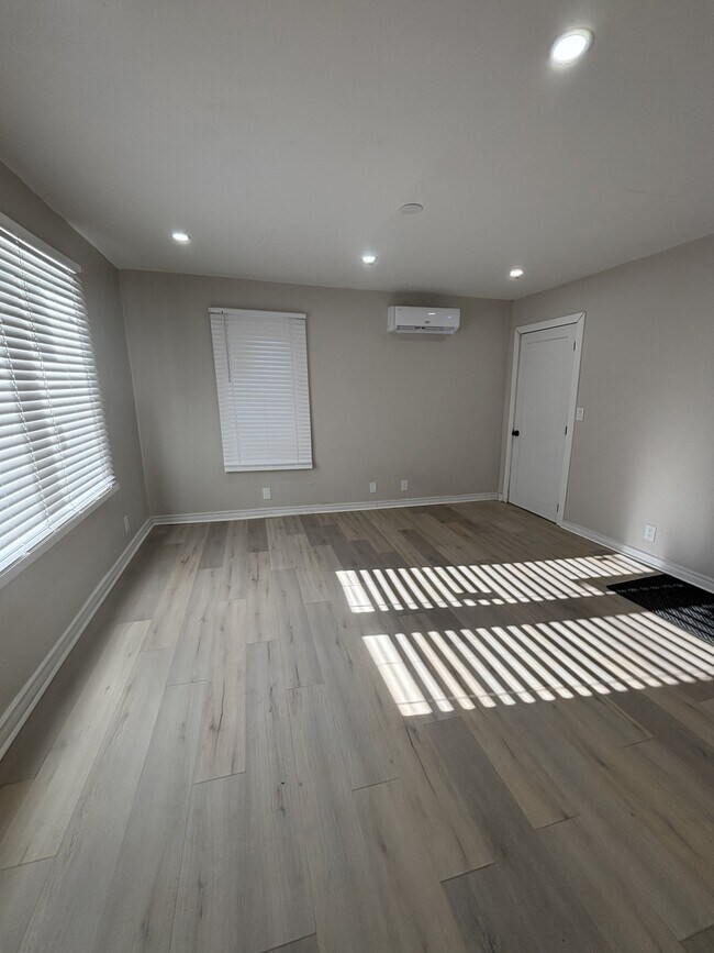 Photo - 107 Brock St N