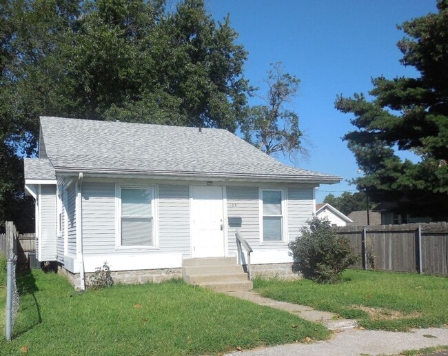 Building Photo - Two Bedroom Home w/Enclosed Sunroom and Pr...