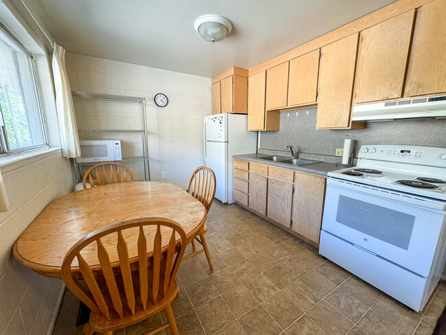 Photo - 813 E 820 N
