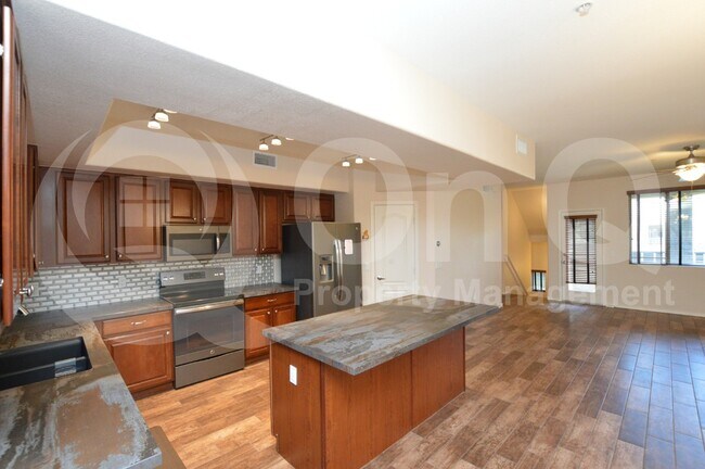 Photo - 2402 E 5th St