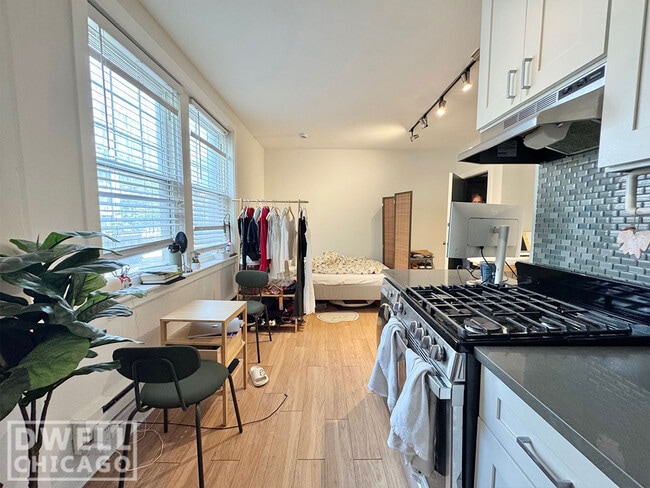 Building Photo - 517 W Belmont Ave Unit 31