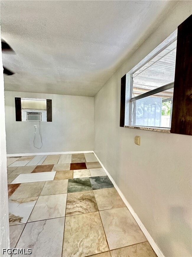 Building Photo - 907 Laredo Ave