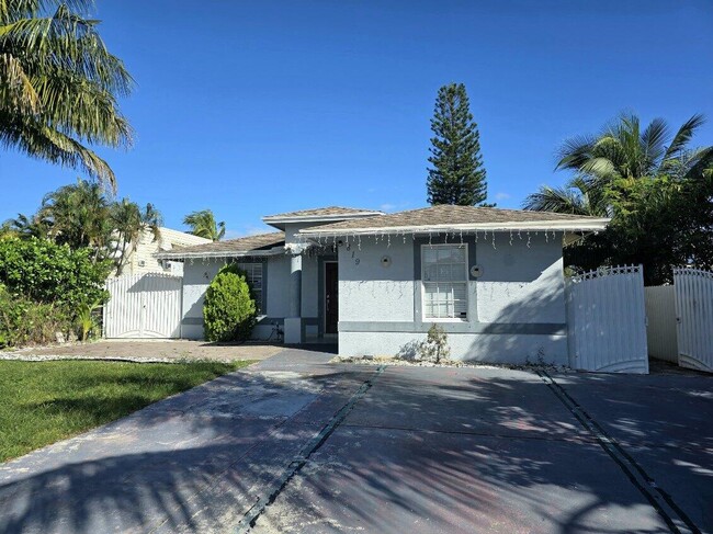 Photo - 819 Hansen St