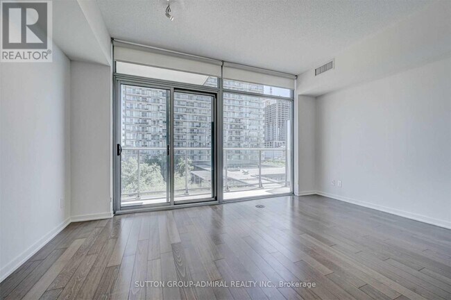 Photo - 105 The Queensway Unité 413