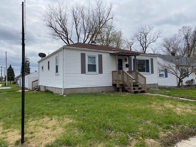 Building Photo - Three Bedroom Home w/Large Kitchen, Oversi...