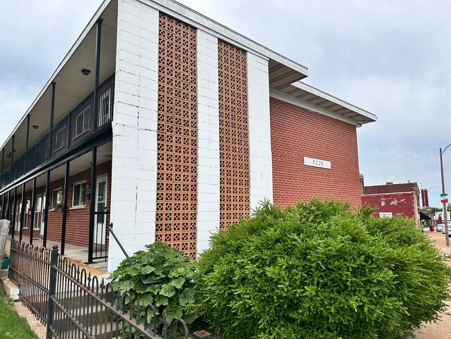 Building Photo - 5225 Southwest Ave Unit 206