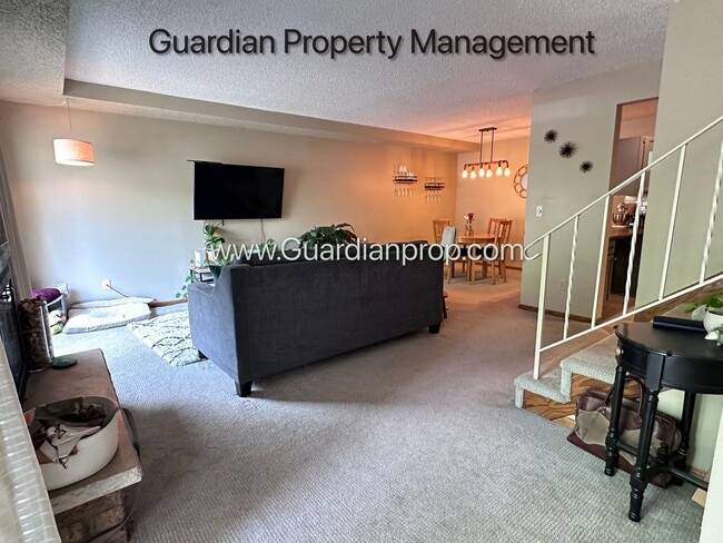 Building Photo - St Louis Park 2 Bedroom Town Home, Dishwasher, 1 Car Garage, Central Air, W/D