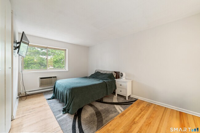 Photo - 1700 Broadbridge Ave Unidad B33