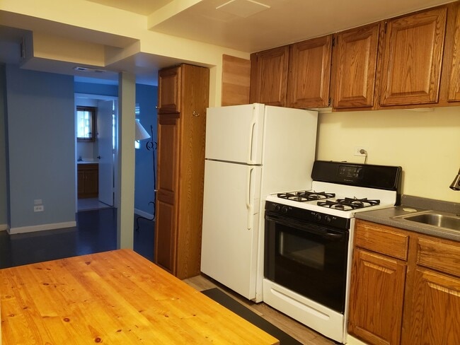 Building Photo - 1748 W Newport Ave Unit 1b