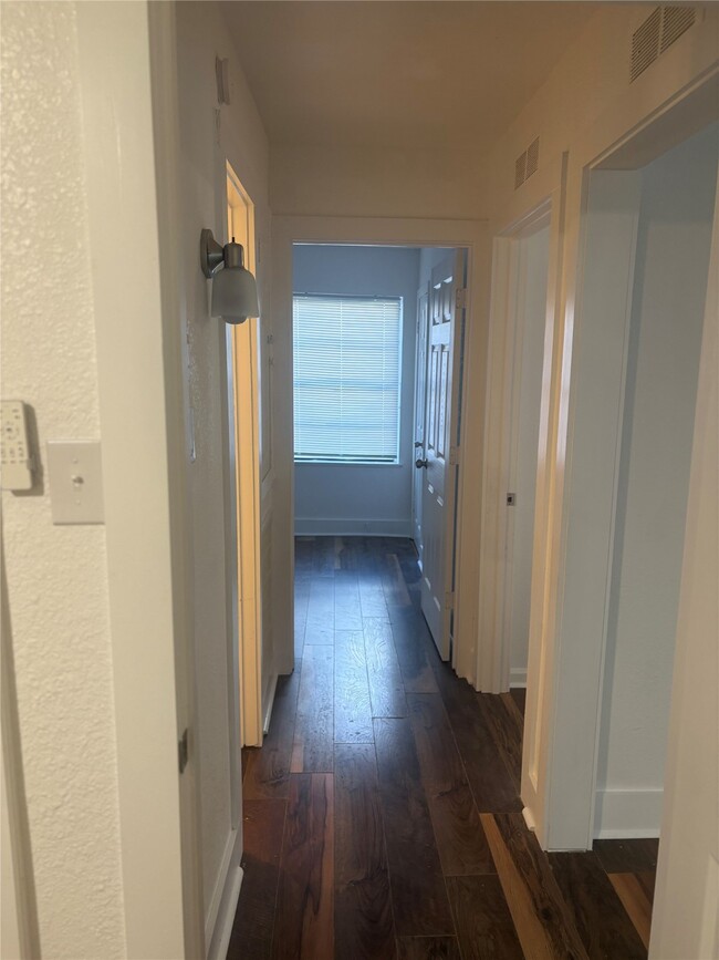 Photo - 6043 Lyndhurst Dr