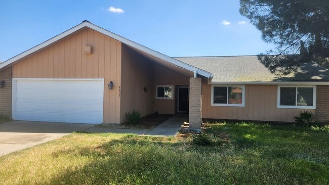 Building Photo - Charming 3 bedroom 2 bathroom home located in Hanford