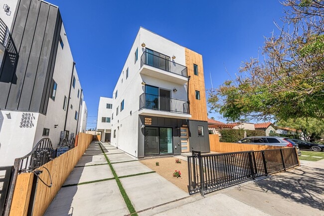 Building Photo - 2847 S Victoria Ave Unit 2847 1/2
