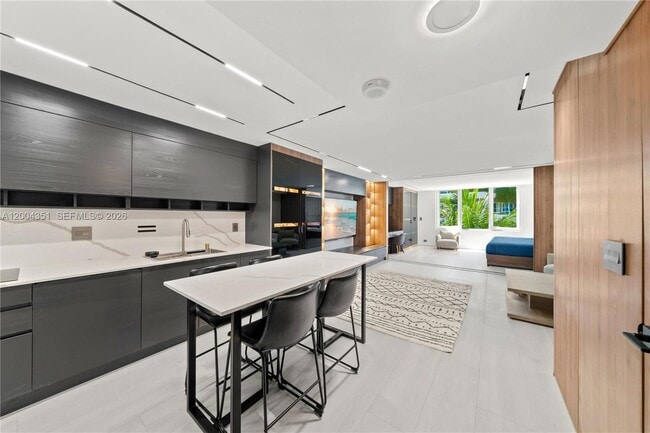 2301 Collins Ave Unit 432