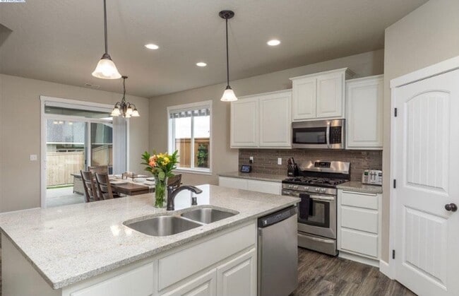 Photo - Beautiful 4 Bedroom Home in South Kennewick's Cherry Creek Neighborhood
